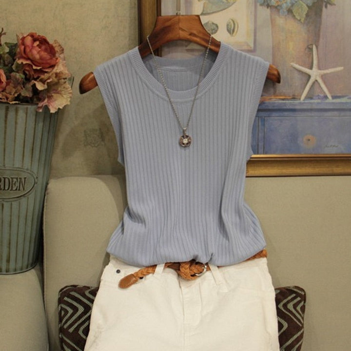 Modny damski tank top slim fit, bazowy element garderoby kapsułowej. Wygodny, uniwersalny top.