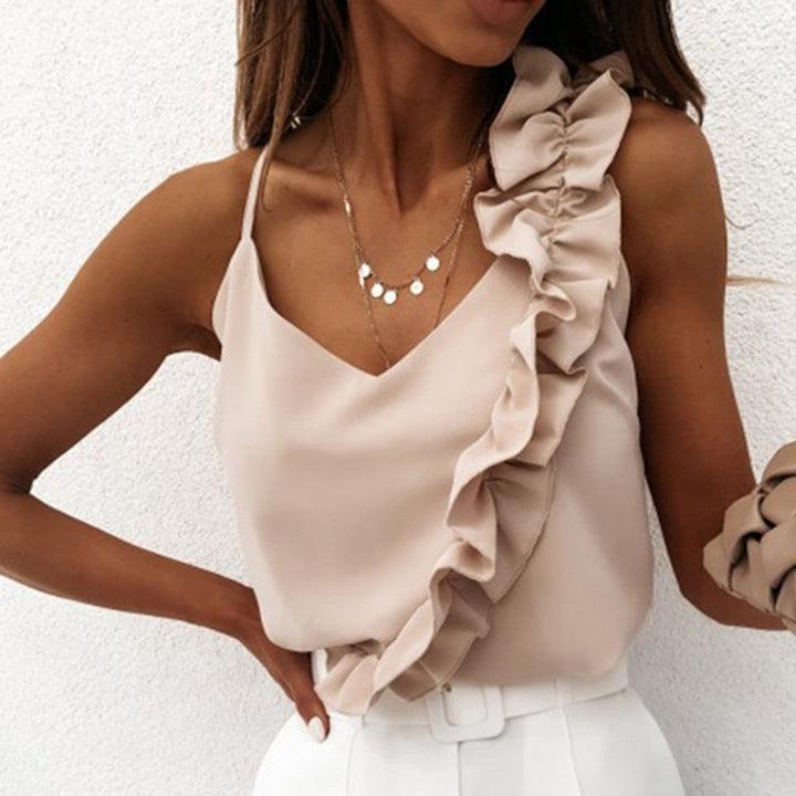 Damski beżowy tank top z falbanką i dekoltem V. Elegancki i modny top idealny na lato.