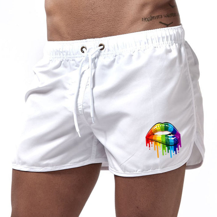 Stylowe męskie szorty kąpielowe z modnym tęczowym wzorem. Must-have na letnie wakacje.