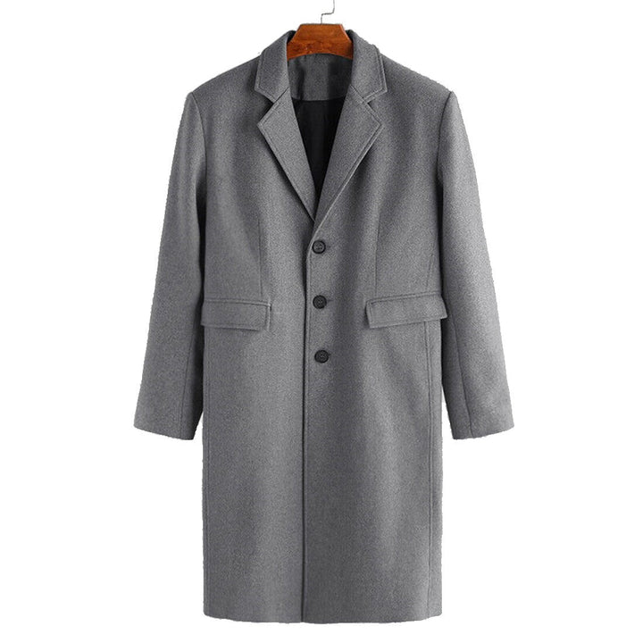 Elegancki długi płaszcz męski slim fit na jesień/zimę, z klasycznymi guzikami, idealny do modnych stylizacji.