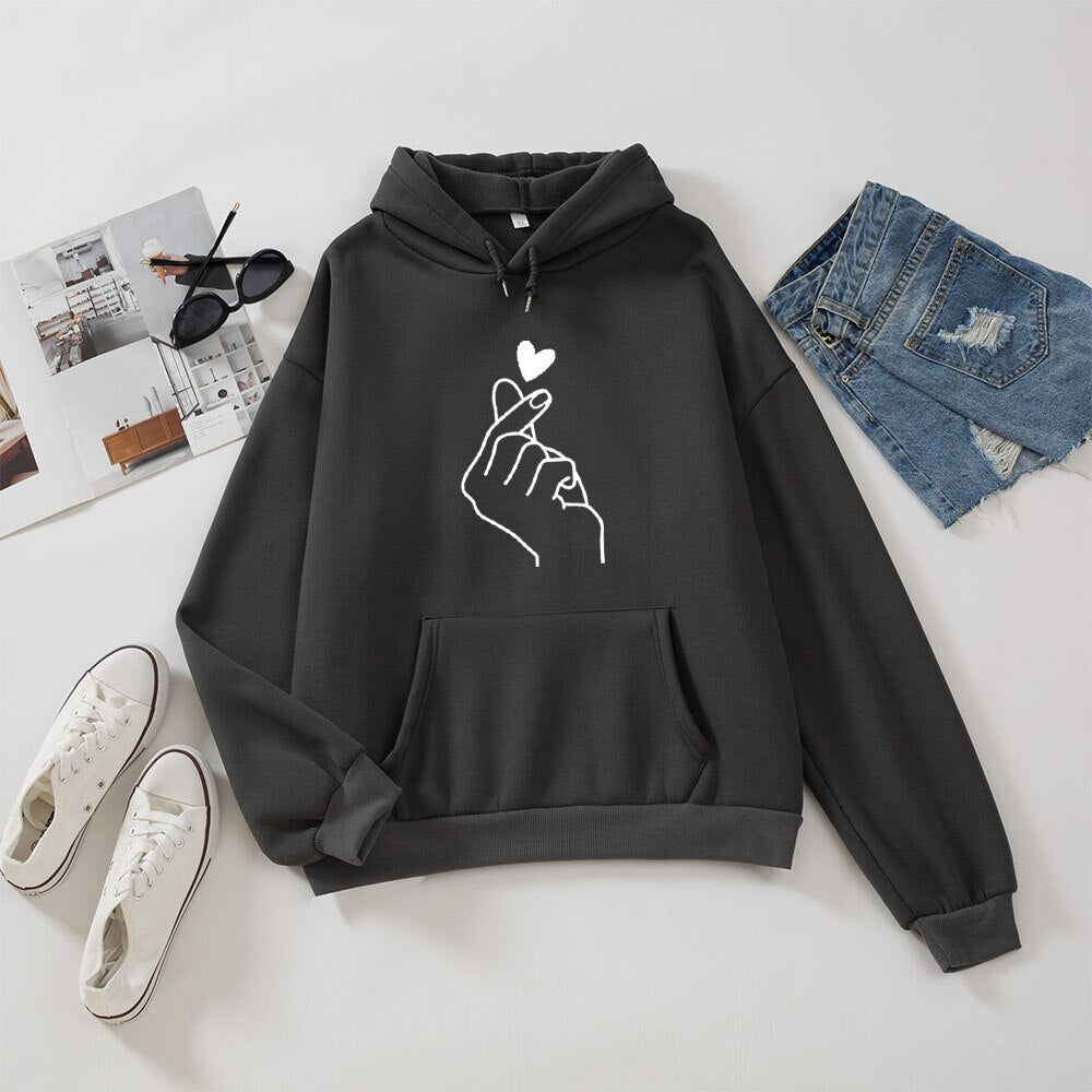 Modna bluza damska z kapturem. Minimalistyczne serce dodaje uroku. Wygodna, casualowa bluza do street style.