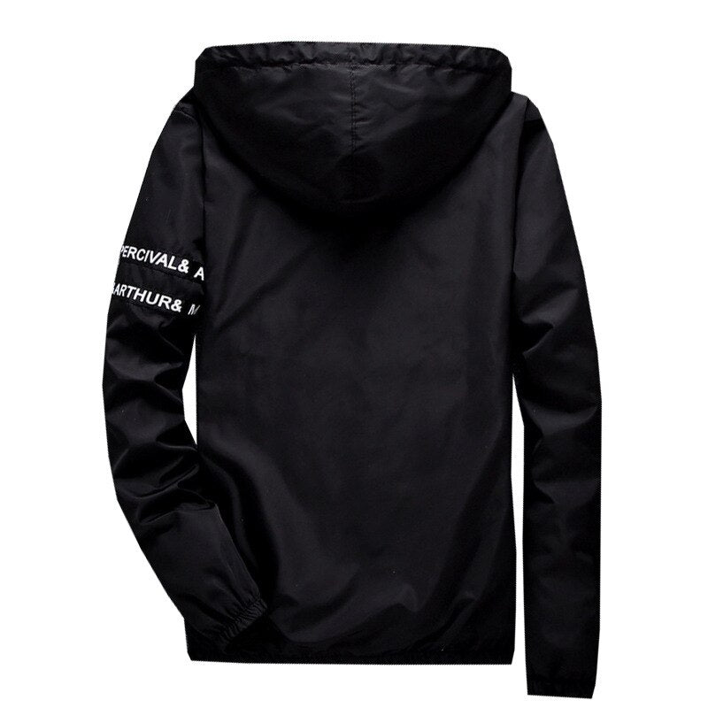 Modna męska kurtka bomber streetwear z kapturem i wyróżniającymi się napisami. Styl casual na jesień i wiosnę.