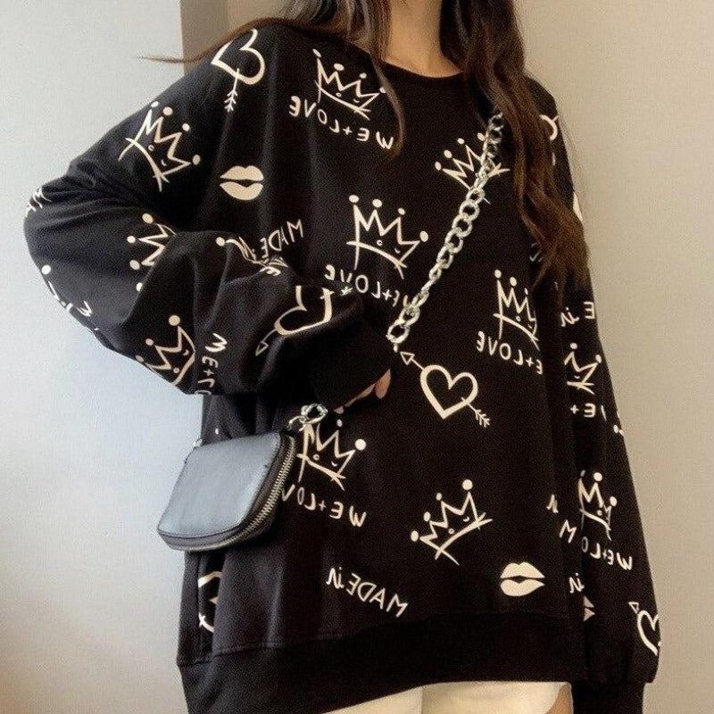 Wygodna damska bluza z dzianiny oversize. Unikalny rysunkowy nadruk podkreśla jej modny i casualowy styl.