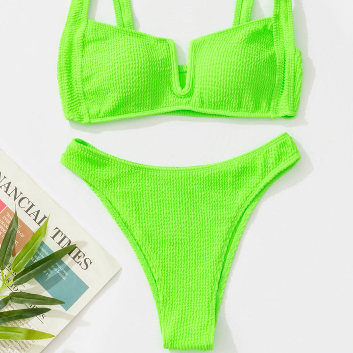 Letnie damskie bikini z wysokim stanem, jaskrawe kolory, prążkowany materiał. Idealne na plażę.