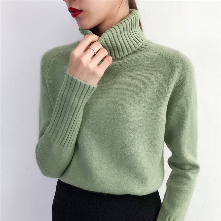 Elegancki damski sweter z golfem, idealny na jesień i zimę. Jednokolorowy, dopasowany krój.
