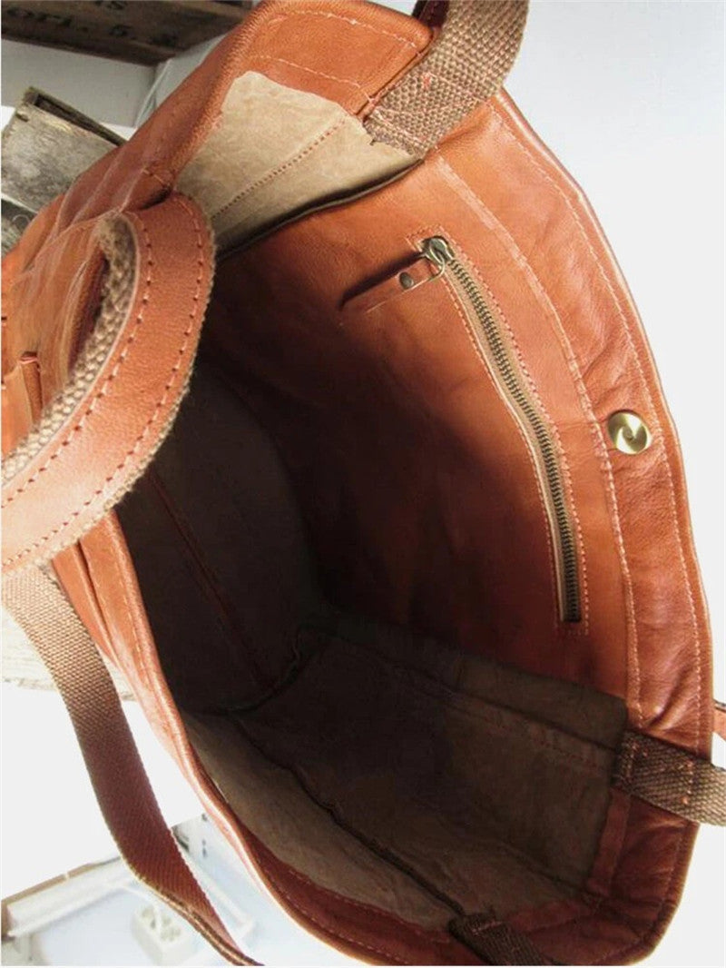 Kobieta prezentująca brązową torebkę skórzaną vintage shopper. Klasyczny styl, retro urok, idealna do pracy.