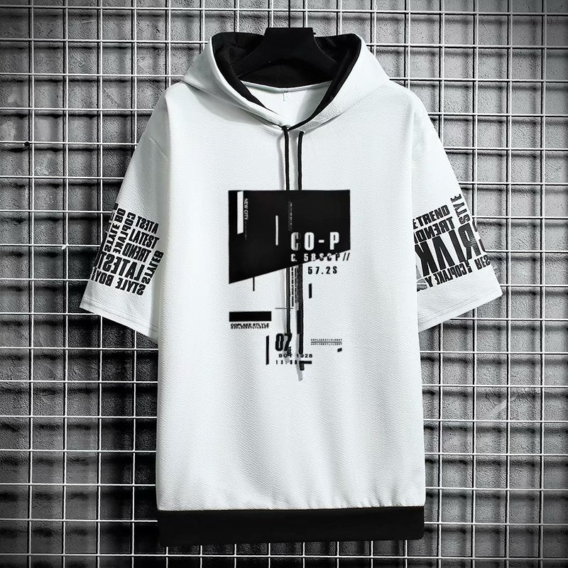 Męska bluza z krótkim rękawem i kapturem, z nadrukiem graffiti. Doskonała do stylizacji streetwear na lato.