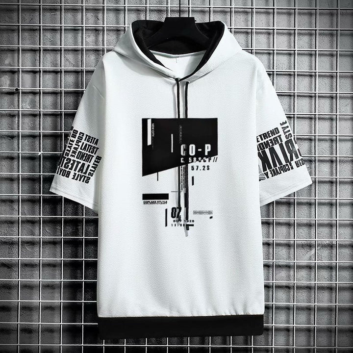 Męska bluza z krótkim rękawem i kapturem, z nadrukiem graffiti. Doskonała do stylizacji streetwear na lato.