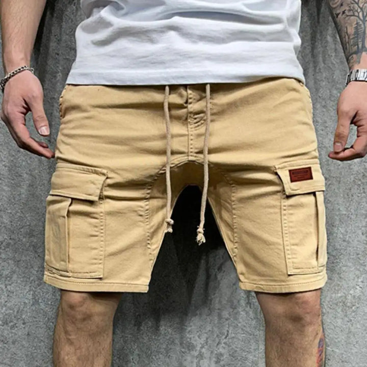 Szorty cargo Théo. Praktyczne spodenki męskie z mocnego materiału, doskonałe na letnie dni, styl casual i outdoor.