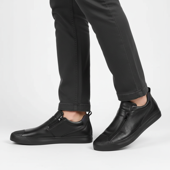 Męskie loafersy z zamkiem, widok z boku. Obuwie wsuwane, casualowe buty męskie, komfortowe na co dzień.