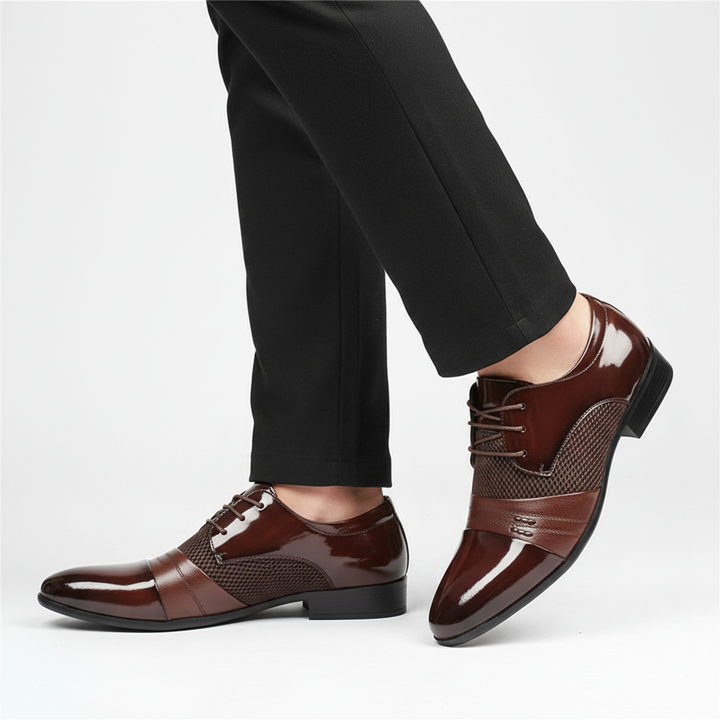 Klasyczne czarne męskie buty sznurowane ze szpicem. Eleganckie, formalne obuwie wizytowe, wysoka jakość.