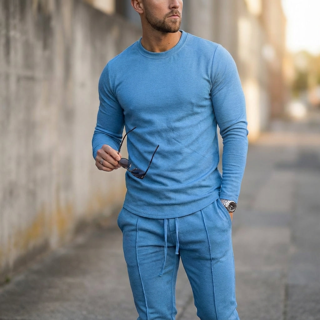 Męski dwuczęściowy dres jogger Cody. Wygodna bluza i spodnie dresowe slim fit do noszenia na co dzień.