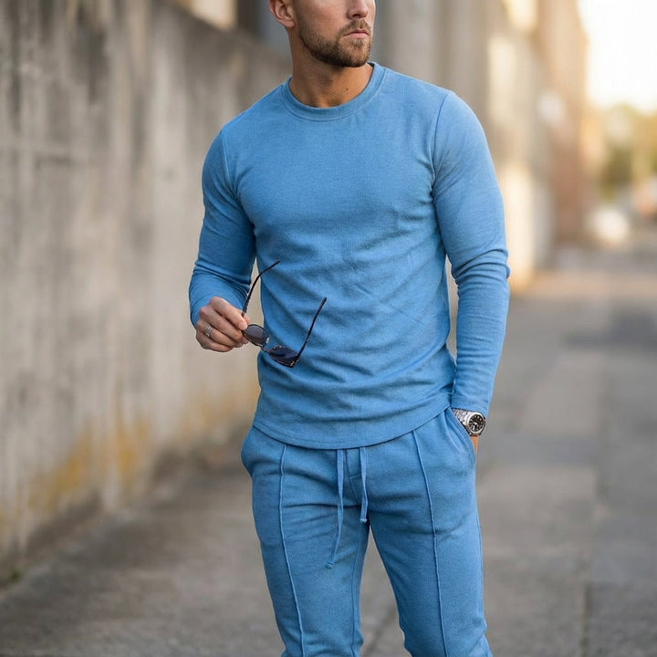 Męski dwuczęściowy dres jogger Cody. Wygodna bluza i spodnie dresowe slim fit do noszenia na co dzień.