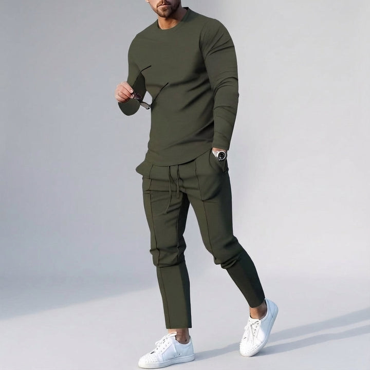 Wszechstronny męski dres jogger Cody. Komplet bluzy i spodni dresowych idealny do mody sportowej i casualowej.