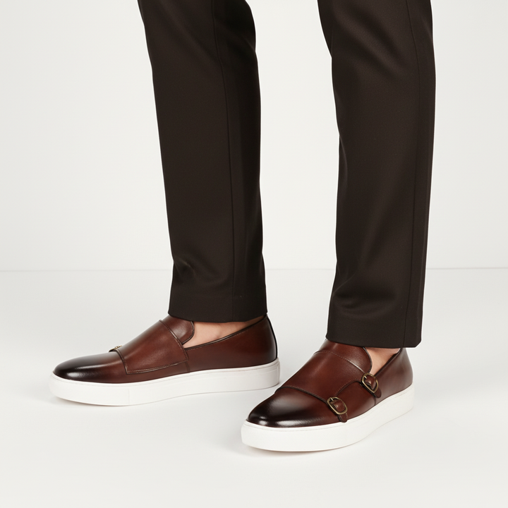 Eleganckie męskie buty z klamrami, doskonałe do biura i na oficjalne okazje. Profesjonalny, modny wygląd.