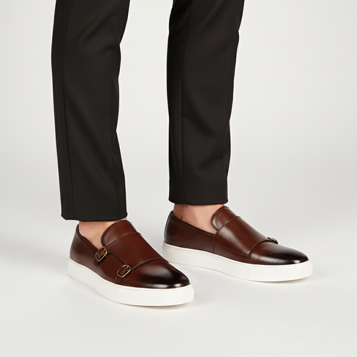 Komfortowe, brązowe buty męskie z klamrami, w stylu monk strap. Idealne do garnituru i eleganckich stylizacji.