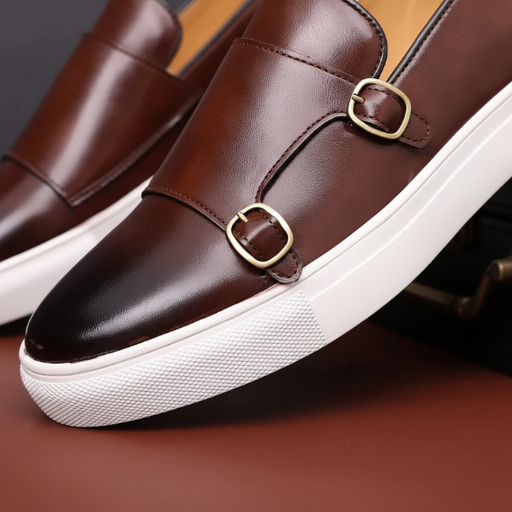 Czarne, stylowe męskie buty wizytowe z metalowymi klamrami. Wysoka jakość skóry, komfort i elegancja na lata.