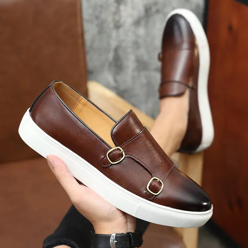 Klasyczne męskie buty monk strap z dwiema klamrami. Wykonane z wysokiej jakości skóry, podkreślające męską elegancję.
