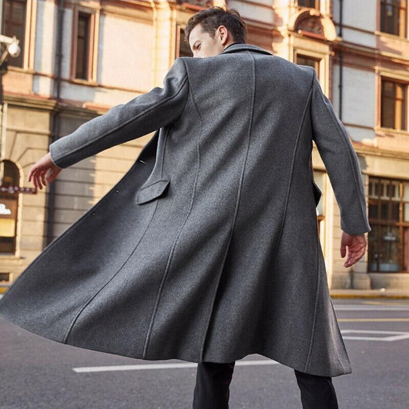 Długi płaszcz męski slim fit, eleganckie okrycie wierzchnie na jesień i zimę. Klasyczny design z guzikami.