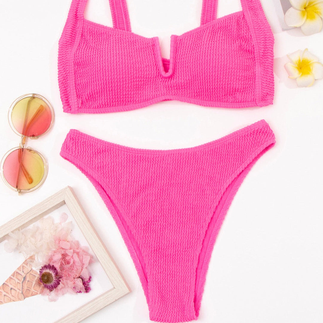 Elegancki damski strój kąpielowy bikini, prążkowany, z wysokim stanem w intensywnych barwach.