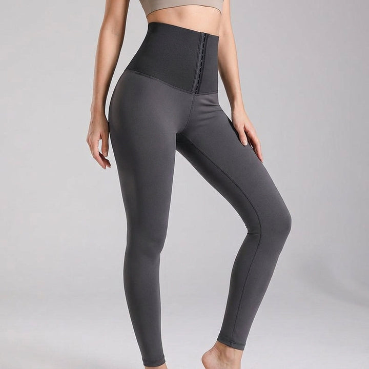 Wygodne, elastyczne damskie legginsy fitness z wysokim stanem do biegania, treningu i aktywności fizycznej.