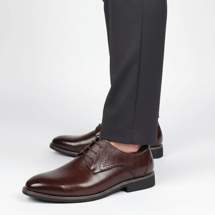 Komfortowe męskie buty formalne Adrian o klasycznym designie, sznurowane. Obuwie na eleganckie wyjścia.