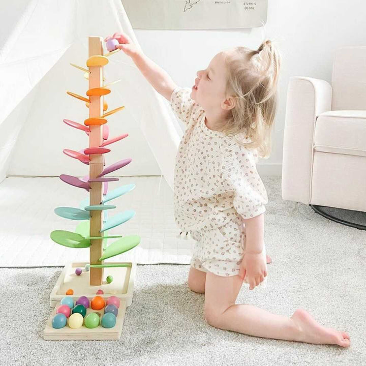 Piękna drewniana wieża dźwiękowa SoundTree, edukacyjna zabawka sensoryczna i tor kulkowy dla dziecka.