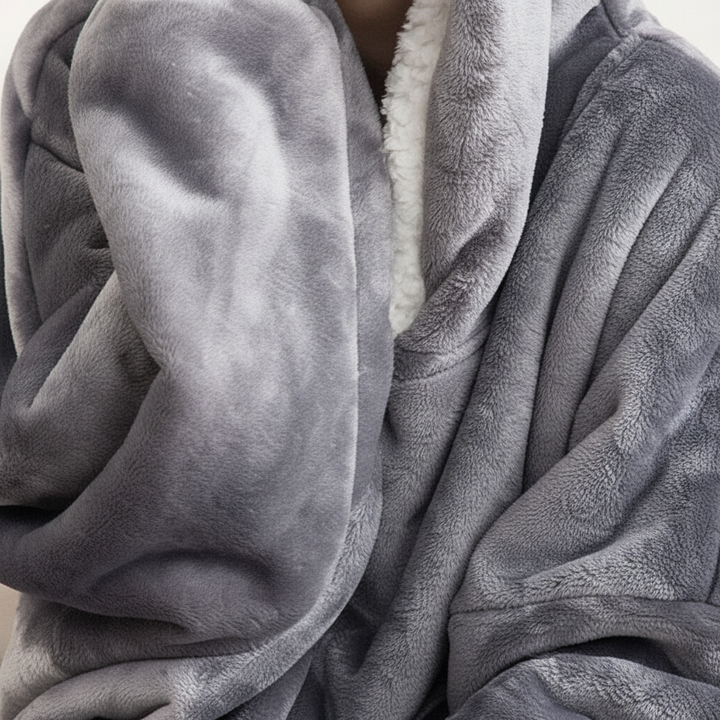 Miękka i pluszowa bluza koc oversize unisex. Niezwykle ciepła i przyjemna w dotyku, idealna do leniuchowania.