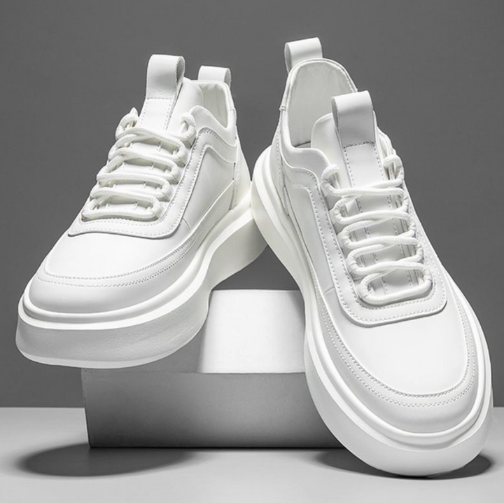 Stylowe męskie sneakersy w kolorze białym z brązowymi akcentami. Komfortowe, casualowe buty sportowe do miasta.