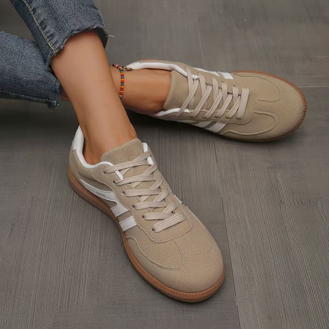 Tylne ujęcie ortopedycznych sneakersów damskich, z akcentem na wsparcie pięty dla szerokiej stopy.
