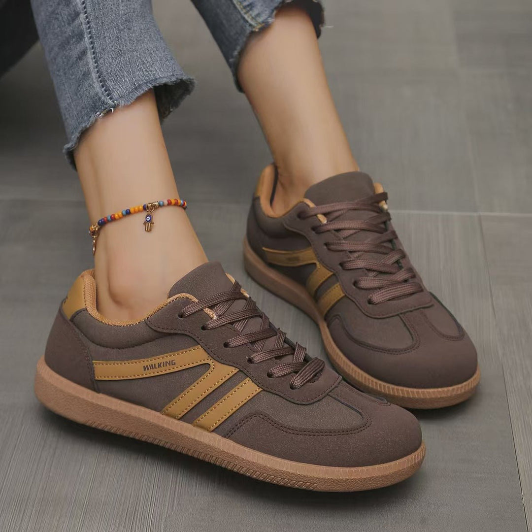 Kobieta w wygodnych ortopedycznych sneakersach na szeroką stopę, spacerująca z komfortem i stylem.