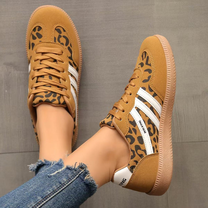 Czarne ortopedyczne sneakersy damskie, wygodne i stylowe, stworzone z myślą o szerokich stopach.