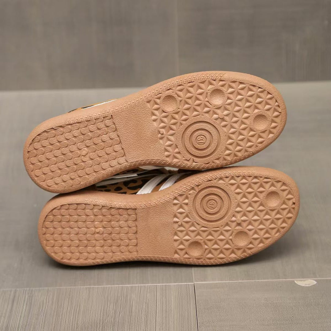 Premium ortopedyczne sneakersy damskie, oferujące niezrównany komfort dla szerokich stóp, z eleganckim wykończeniem.