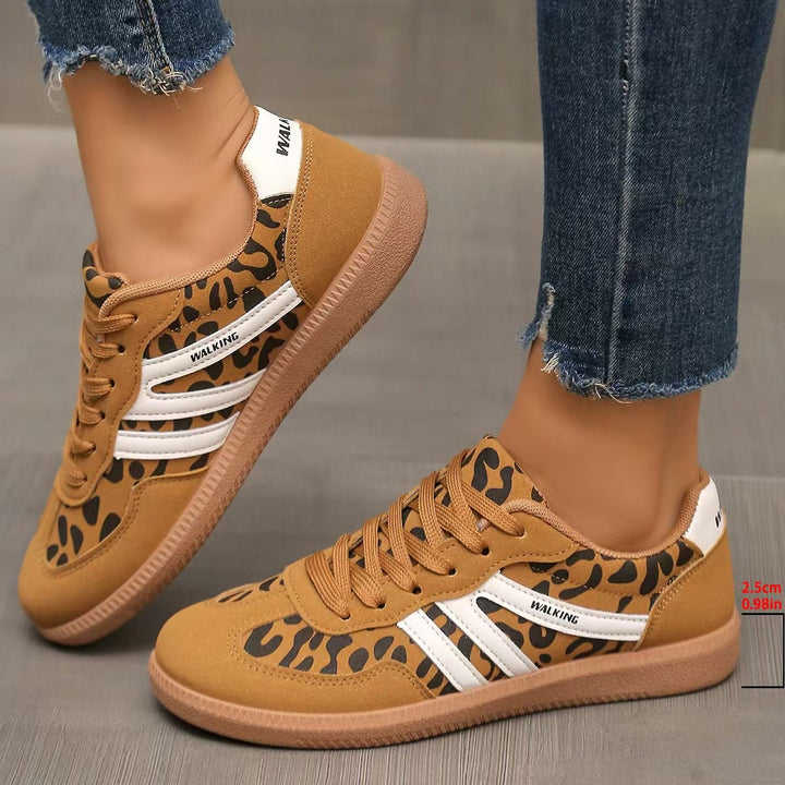 Białe damskie ortopedyczne sneakersy, idealne na szeroką stopę, łączące wygodę z eleganckim designem.