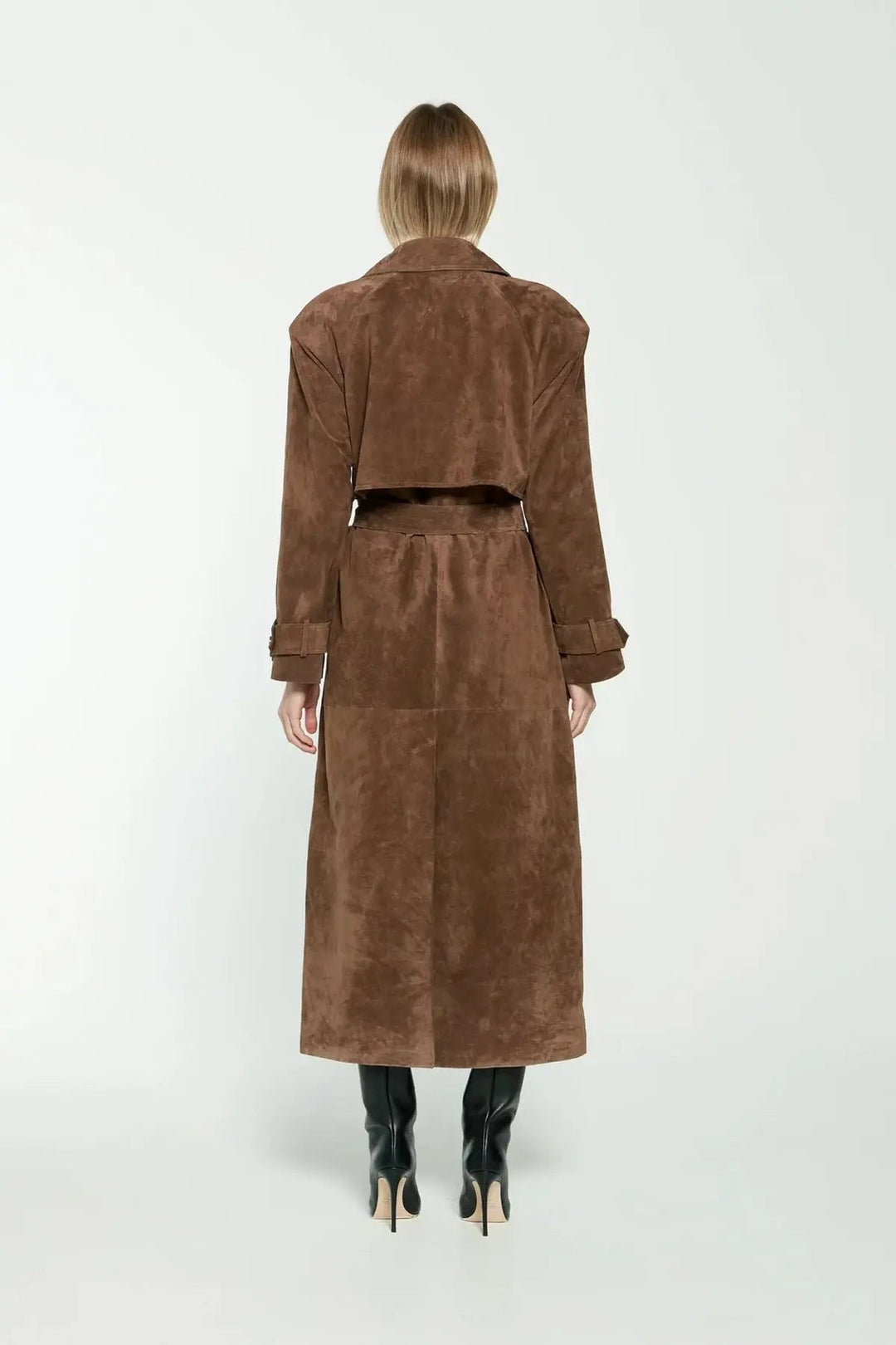 Szczegół paska i guzików w eleganckim trenczu damskim, klasyczna odzież wierzchnia wiosenna.