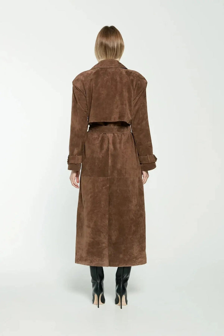 Szczegół paska i guzików w eleganckim trenczu damskim, klasyczna odzież wierzchnia wiosenna.