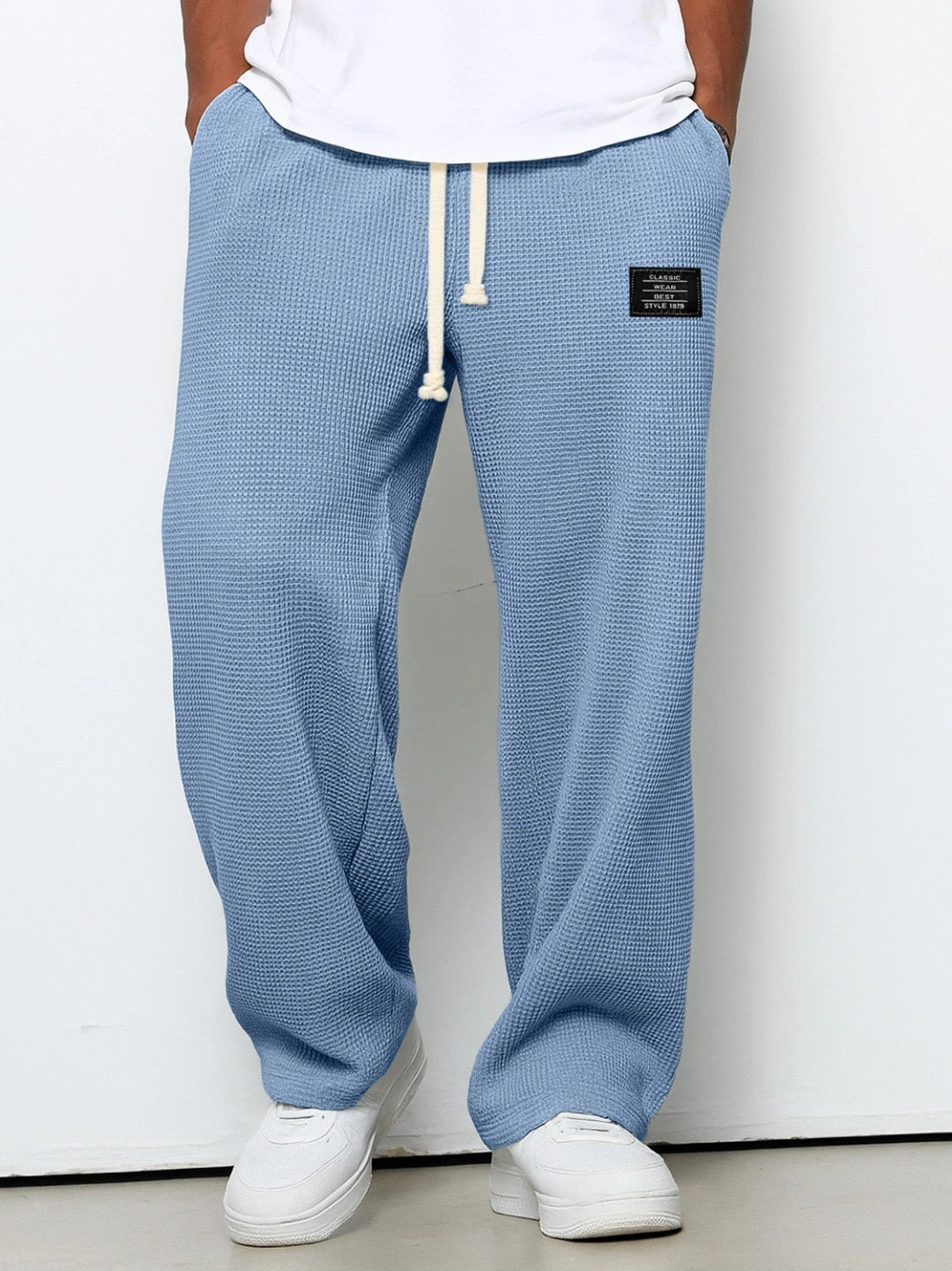 Modne spodnie męskie z luźnym krojem do noszenia casual. Minimalistyczny design, miejski styl.