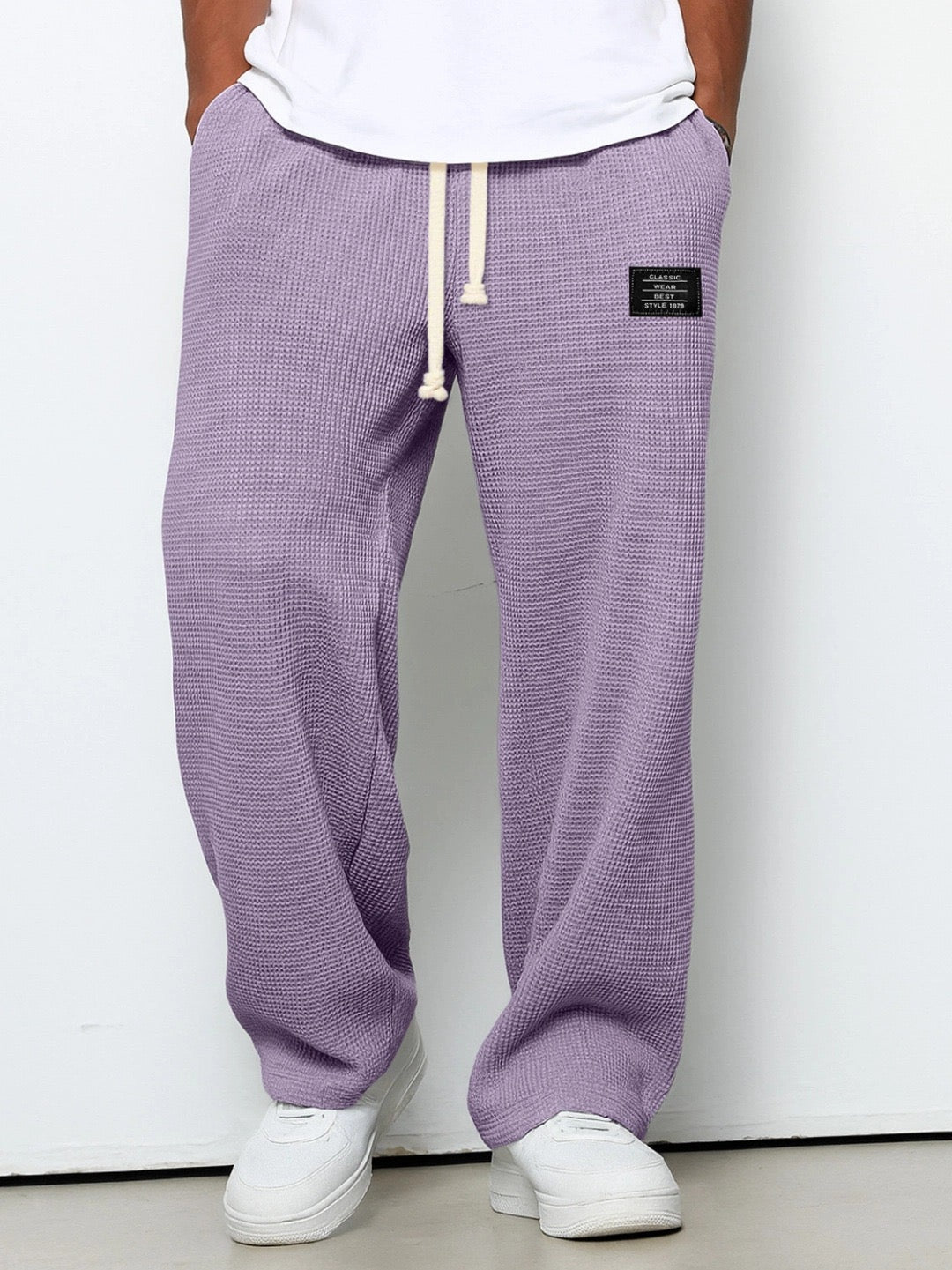Minimalistyczne spodnie męskie casual. Luźny, wygodny krój na co dzień i do miejskiego stylu. Uniwersalne.