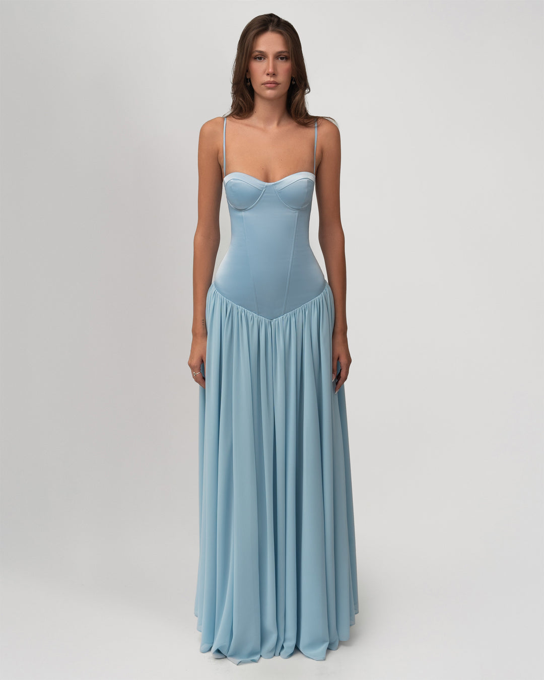 Delikatnie różowa sukienka maxi, gorsetowa, elegancka na ślub.