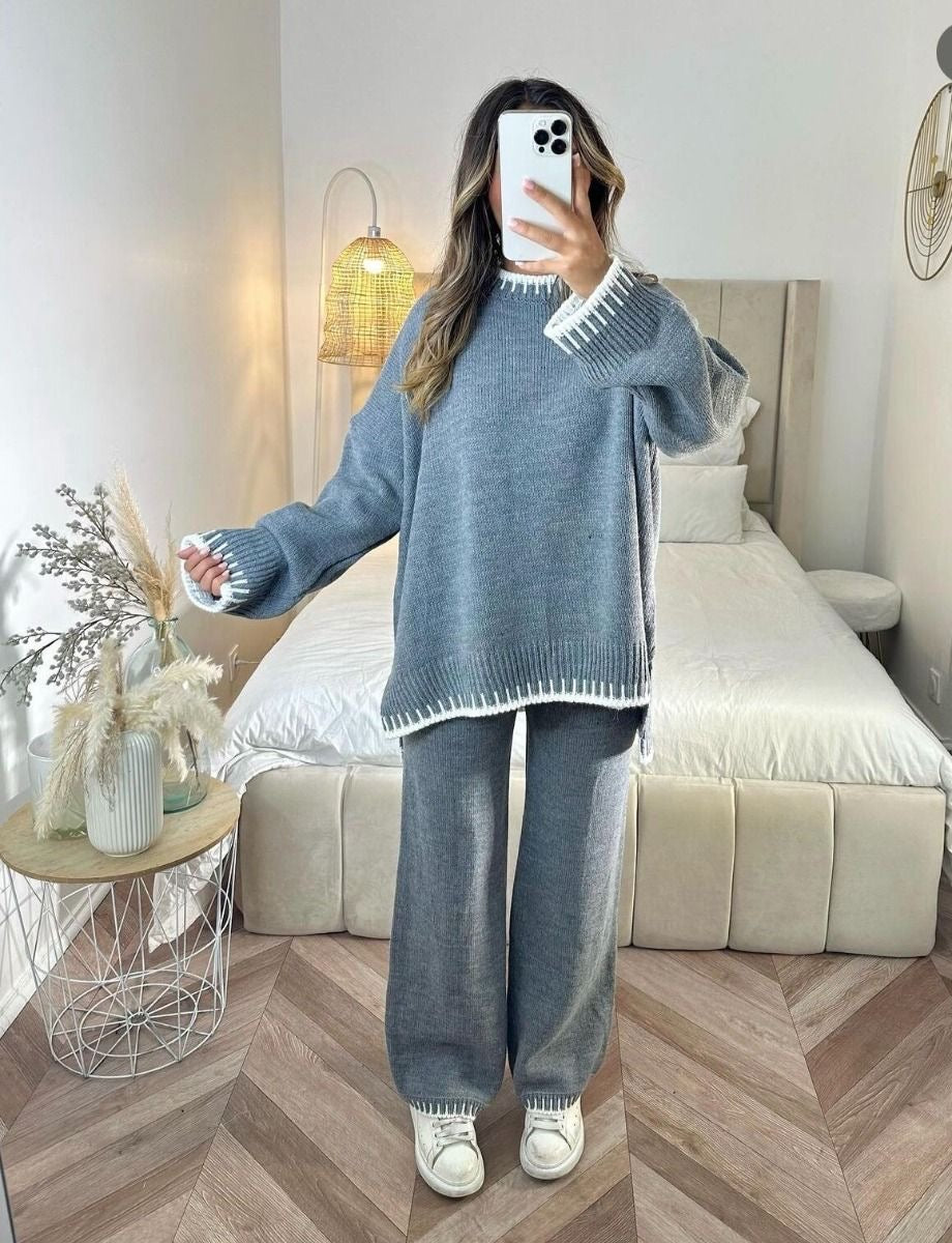 Kobieta relaksująca się w komfortowym dzianinowym zestawie damskim. Sweter i długie spodnie. Modny loungewear na zimę.