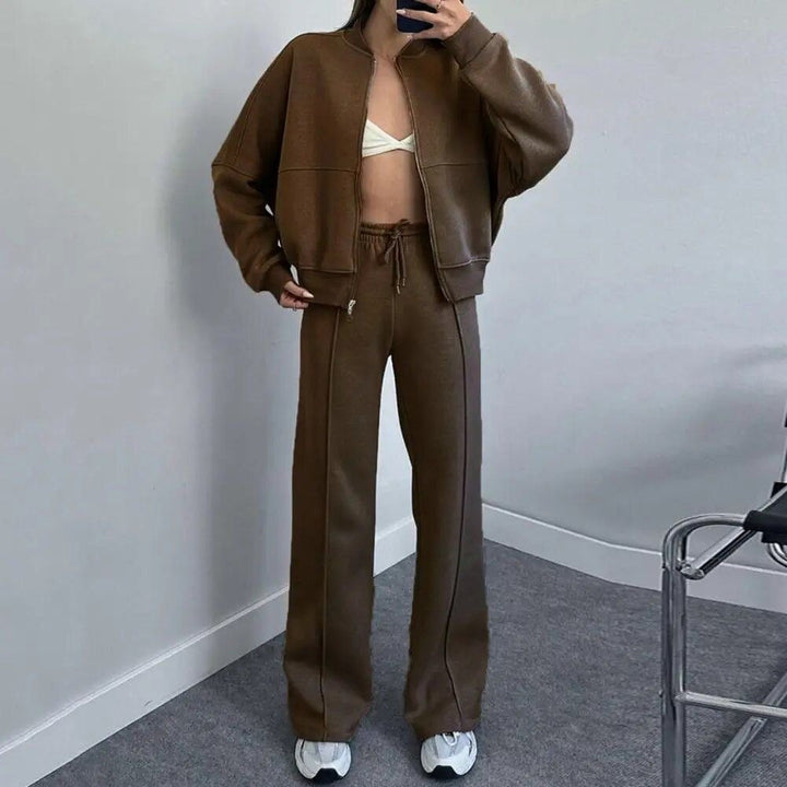 Modelka prezentuje damski dresowy komplet. Wygodny, casualowy outfit na jesień i zimę. Styl streetwear.