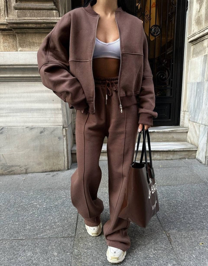 Damski komplet dresowy w modnym kolorze. Wygodny, casualowy styl idealny na jesień, zimę. Streetwear.