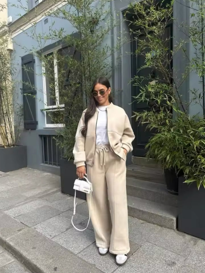 Wygodna bluza damska z kompletu dresowego. Modny casualowy styl, idealna na jesień/zimę i streetwear.