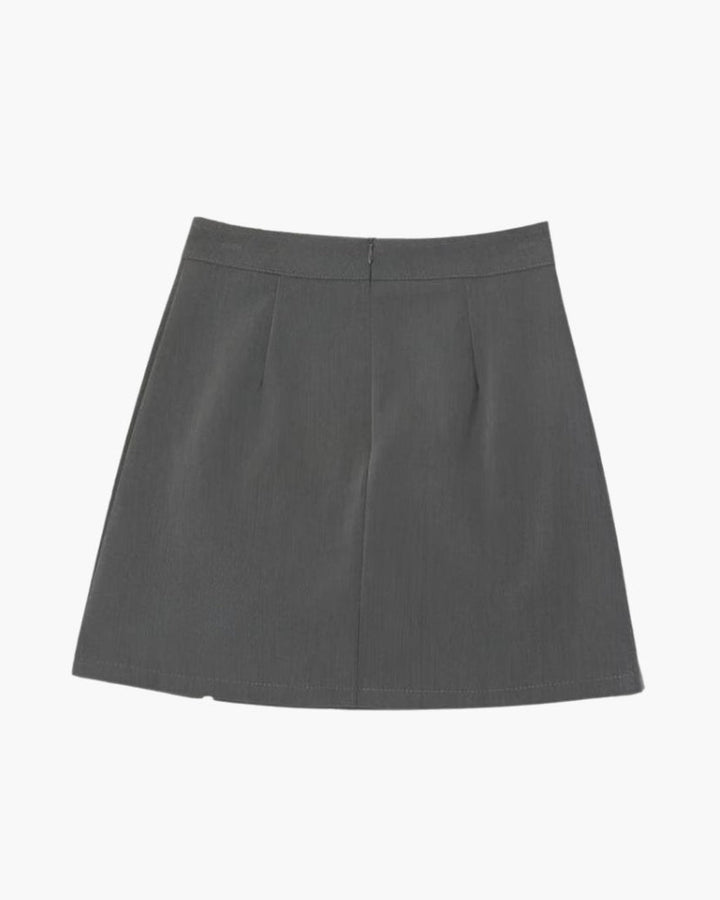 Elegancka damska mini spódnica prążkowana, z rozcięciem, doskonała do modnych, casualowych stylizacji.