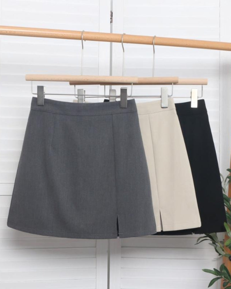 Stylowa damska mini spódnica prążkowana z modnym rozcięciem, wygodna i uniwersalna do wielu outfitów.