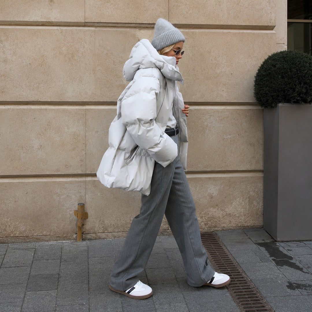 Modelka w stylowej, ciepłej kurtce zimowej damskiej z kapturem, idealnej na miejskie stylizacje.