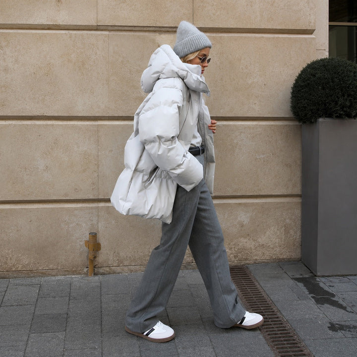 Modelka w stylowej, ciepłej kurtce zimowej damskiej z kapturem, idealnej na miejskie stylizacje.