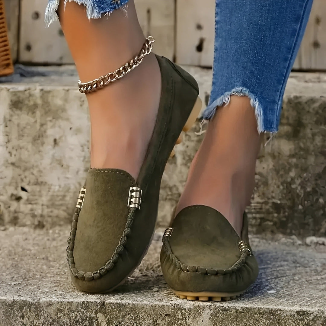 Damskie płaskie buty, wygoda i styl na co dzień. Uniwersalne obuwie casualowe.