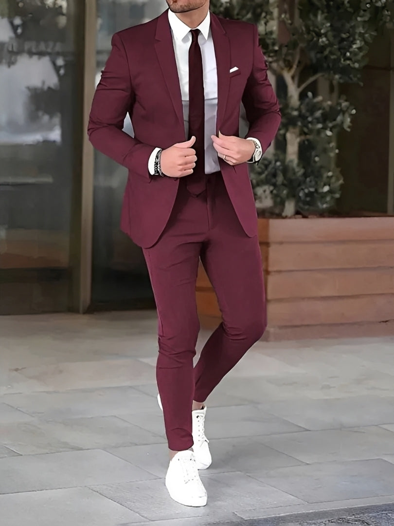 Modny męski garnitur slim fit w intensywnym czerwonym kolorze. Elegancki strój na uroczystości i ważne okazje.