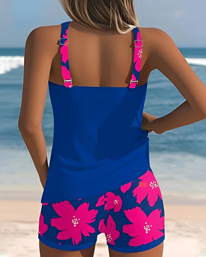 Modelka w damskim tankini kwiatowym z dekoltem U, dostępne w plus size. Idealny strój kąpielowy na wakacje.